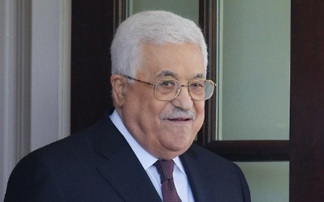 Le président de l'Autorité palestinienne, Mahmoud Abbas, se dirige vers une limousine après les réunions à la Maison Blanche le 3 mai 2017 à Washington, Etats-Unis. (Crédit : AFP Photo / Mandel Ngan) Le président de l'Autorité palestinienne, Mahmoud Abbas, se dirige vers une limousine après les réunions à la Maison Blanche le 3 mai 2017 à Washington, Etats-Unis. (Crédit : AFP Photo / Mandel Ngan)