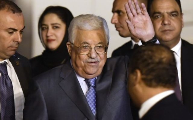 Le président de l'Autorité palestinienne, Mahmoud Abbas (C) après son arrivée à la station de l'armée de l'air de Palam à New Delhi le 14 mai 2017
(Crédit : AFP PHOTO / PRAKASH SINGH) Le président de l'Autorité palestinienne, Mahmoud Abbas (C) après son arrivée à la station de l'armée de l'air de Palam à New Delhi le 14 mai 2017
(Crédit : AFP PHOTO / PRAKASH SINGH)