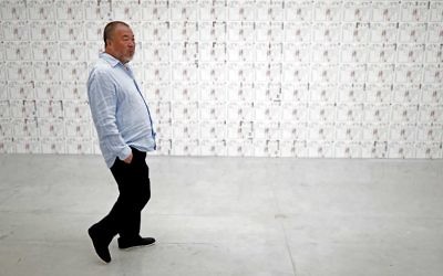 L'artiste chinois Ai Weiwei au Musée d'Israël à Jérusalem à la veille de l'ouverture de sa nouvelle exposition "Peut-être, peut-être pas" au Musée d'Israël à Jérusalem le 1er juin 2017 (Crédit : AFP PHOTO / THOMAS COEX