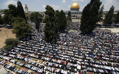 Les fidèles musulmans palestiniens assistent aux premières prières du vendredi du mois sacré du Ramadan à l'extérieur de la Mosquée Al-Aqsa à Jérusalem le 2 juin 2017 (Crédit : AFP / Ahmad Gharabli)
