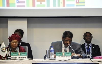 Ellen Johnson Sirleaf; présidente du Liberia, et Marcel De Souza, président de la CEDEAO, pendant le sommet économique de l'organisation à Monrovia, le 4 juin 2017. (Crédit : Zoom Dosso/AFP)