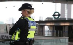 Une policière à la station de Stratford près de Londres, le 6 juin 2017. (Crédit : Daniel Leal-Olivas/AFP)