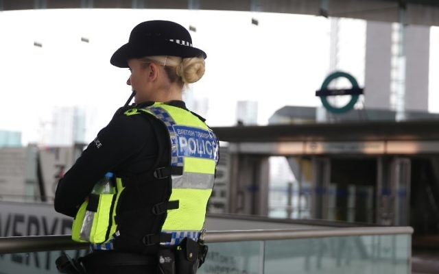 Une policière à la station de Stratford près de Londres, le 6 juin 2017. (Crédit : Daniel Leal-Olivas/AFP) Une policière à la station de Stratford près de Londres, le 6 juin 2017. (Crédit : Daniel Leal-Olivas/AFP)