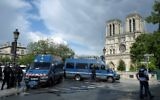 Les environs de Notre-Dame de Paris bouclés par la police française après une attaque terroriste, le 6 juin 2017. (Crédit : Bertrand Guay/AFP)