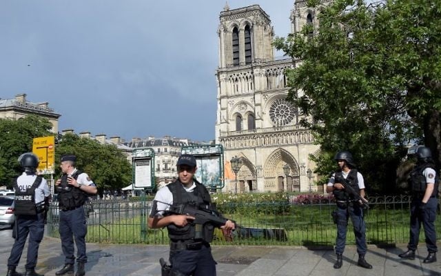 Policiers français déployés devant la capitale Notre-Dame de Paris, le 6 juin 2017. (Crédit : Bertrand Guay/AFP) Policiers français déployés devant la capitale Notre-Dame de Paris, le 6 juin 2017. (Crédit : Bertrand Guay/AFP)