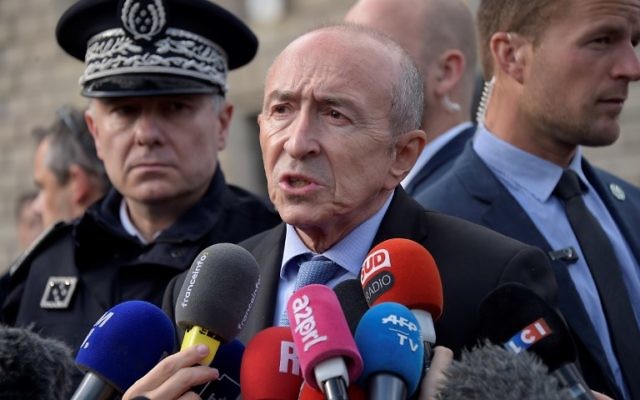 Gérard Collomb, au centre, ministre français de l'Intérieur, près des lieux d'une attaque terroriste devant la cathédrale Notre-Dame de Paris, le 6 juin 2017. (Crédit : Bertrand Guay/AFP) Gérard Collomb, au centre, ministre français de l'Intérieur, près des lieux d'une attaque terroriste devant la cathédrale Notre-Dame de Paris, le 6 juin 2017. (Crédit : Bertrand Guay/AFP)