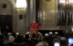 La chancelière allemande Angela Merkel lors d'une visite à la synagogue Templo Libertad à Buenos Aires, Argentine, le 8 juin 2017 (Crédit : Juan Mabromata / AFP)