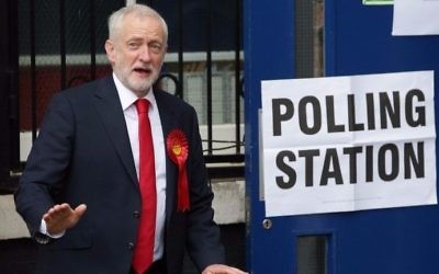 Jeremy Corbyn, chef du Labour britannique, à la sortie du bureau de vote, dans le nord de Londres, le 8 juin 2017. (Crédit: Daniel Leal-Olivas/AFP)