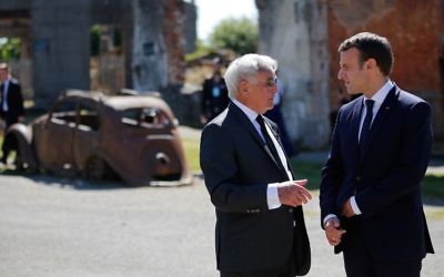 Le président français Emmanuel Macron, à droite, avec le dernier survivant du massacre d'Oradour-sur-Glane, Robert Hébras, le 10 juin 2017. (Crédit : Stéphane Mahe/Pool/AFP)