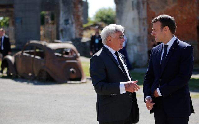 Le président français Emmanuel Macron, à droite, avec le dernier survivant du massacre d'Oradour-sur-Glane, Robert Hébras, le 10 juin 2017. (Crédit : Stéphane Mahe/Pool/AFP) Le président français Emmanuel Macron, à droite, avec le dernier survivant du massacre d'Oradour-sur-Glane, Robert Hébras, le 10 juin 2017. (Crédit : Stéphane Mahe/Pool/AFP)
