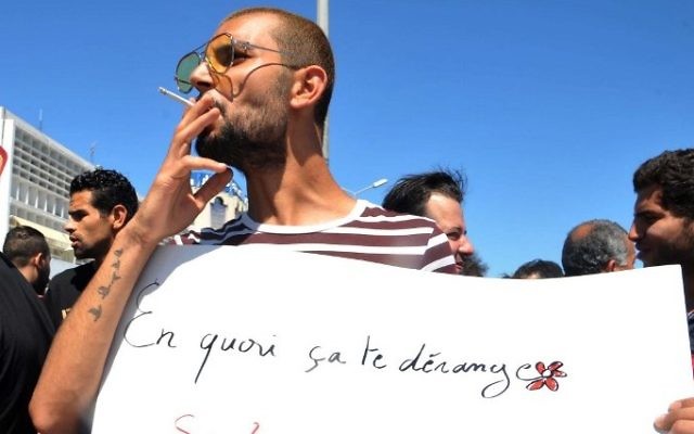 Manifestant tunisien pour la liberté de manger pendant le Ramadan, à Tunis, le 11 juin 2017. (Crédit : Sofienne Hamdaoui/AFP) Manifestant tunisien pour la liberté de manger pendant le Ramadan, à Tunis, le 11 juin 2017. (Crédit : Sofienne Hamdaoui/AFP)