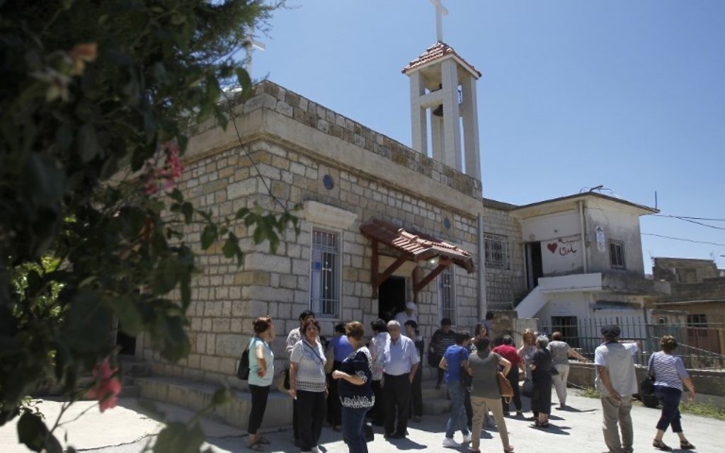 Les fidèles assistent à la messe dans une église du village Druze d'Ein Qiniye dans le plateau du Golan, le 11 juin 2017, (Crédit : AFP PHOTO / JALAA MAREY)