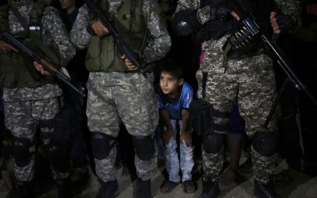 Les combattants des Brigades Ezzedine al-Qassam, la branche armée du mouvement terroriste du Hamas, pendant un service commémoratif d'un commandant tué lors d'une explosion apparemment accidentelle dans le sud de la bande de Gaza, le 10 juin 2017. (Crédit : Said Khatib/AFP) Les combattants des Brigades Ezzedine al-Qassam, la branche armée du mouvement terroriste du Hamas, pendant un service commémoratif d'un commandant tué lors d'une explosion apparemment accidentelle dans le sud de la bande de Gaza, le 10 juin 2017. (Crédit : Said Khatib/AFP)