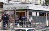 Des policiers enquêtent sur l'explosion d'une bombe dans un supermarché casher de Sarcelles, après que deux hommes masqués on lancé une grenade à l'intérieur du magasin en plein jour, le 19 septembre 2012. (Crédit : Joël Saget/AFP)