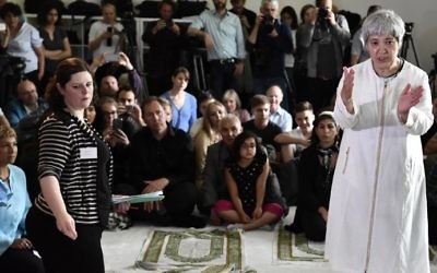 Seyran Ates, à droite, avocate, auteure et militaire turco-allemande, pendant une prière du vendredi inaugurale de la moquée libérale Ibn Rushd-Goethe à Berlin, le 16 juin 2017. (Crédit : John MacDougall/AFP)