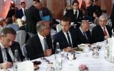 Le président français Emmanuel Macron, au centre, le ministre français de l'Intérieur Gérard Collomb, 2e à droite, et l'ambassadeur marocain en France Chakib Benmoussa, 2e à gauche, pendant le dîner du Conseil français du culte musulman, à Paris, le 20 juin 2017. (Crédit :Benjamin Cremel/AFP)