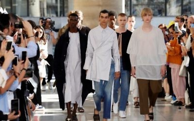 Les modèles présentent des créations du créateur israélien Hed Mayner lors de la Semaine de la mode masculine pour la collection Printemps et Été 2018 à Paris, le 23 juin 2017 (AFP / FRANCOIS GUILLOT)