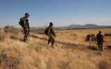 Soldats israéliens à la frontière syrienne après des tirs de projectiles sur la partie israélienne du plateau du Golan, le 24 juin 2017. (Crédit : Jalaa Marey/AFP)