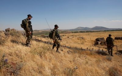 Soldats israéliens à la frontière syrienne après des tirs de projectiles sur la partie israélienne du plateau du Golan, le 24 juin 2017. (Crédit : Jalaa Marey/AFP)