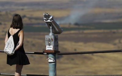 La Syrie, vue depuis Israël, du mont Bental, sur le plateau du Golan, le 25 juin 2017. (Crédit : Jalaa Marey/AFP)