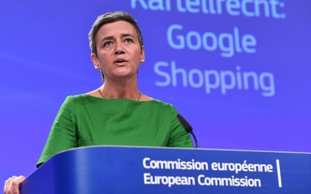 La commissaire européenne à la Concurrence Margrethe Vestager lors d'une conférence de presse sur l'abus de position dominante de la part de Google, à la Commission européenne à Bruxelles, le 27 juin 2017. (Crédit : EMMANUEL DUNAND / AFP) La commissaire européenne à la Concurrence Margrethe Vestager lors d'une conférence de presse sur l'abus de position dominante de la part de Google, à la Commission européenne à Bruxelles, le 27 juin 2017. (Crédit : EMMANUEL DUNAND / AFP)