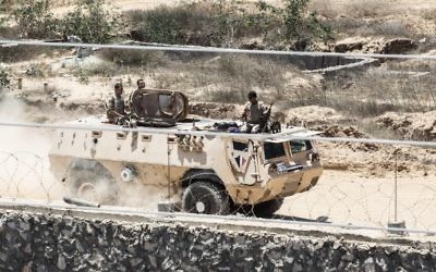 Garde-frontières égyptiens en patrouille près de Rafah, au sud de la bande de Gaza, le 28 juin 2017. (Crédit : Said Khatib/AFP)
