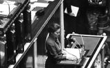Simone Veil, ministre de la Santé, défend le projet de loi autorisant l'avortement à l'Assemblée nationale française, le 26 novembre 1974. (Crédit : AFP)