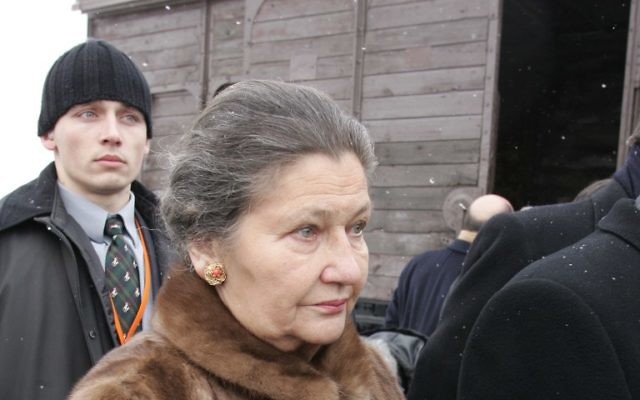 Simone Veil au camp d'extermination nazi d'Auschwitz-Birkenau, le 27 janvier 2005. (Crédit : Patrick Kovarik/AFP) Simone Veil au camp d'extermination nazi d'Auschwitz-Birkenau, le 27 janvier 2005. (Crédit : Patrick Kovarik/AFP)