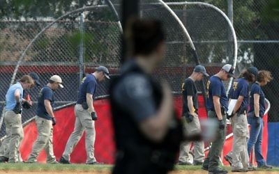 Les enquêteurs recherchent des preuves au Eugene Simpson Stadium Parkoù une fusillade a eu lieu le 14 juin 2017 à  Alexandria, en Virginie. (Alex Wong/Getty Images/AFP)