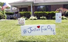 Une maison de la ville de Wyoming, dans l'Ohio, où ont été installés des anneaux en hommage à Otto Warmbier avant ses funérailles, le 21 juin 2017. (Crédit : Bill Pugliano/Getty Images/AFP)
