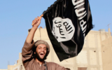 Illustration : Un terroriste de l'État islamique brandissant le drapeau du groupe terroriste sunnite, sur une photo non datée. (Crédit : Alatele fr/CC BY-SA/Flickr)