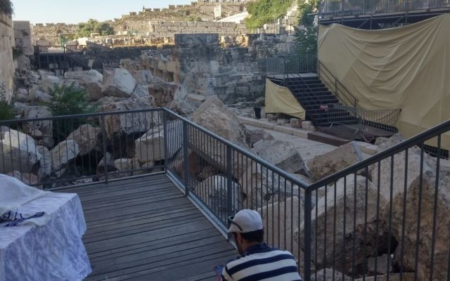 Des archéologues affirment que la plateforme de prière égalitaire nuit à l'histoire visuelle du mur Occidental, en cachant d'importantes découvertes archéologiques. (Crédit : autorisation/Eilat Mazar) Des archéologues affirment que la plateforme de prière égalitaire nuit à l'histoire visuelle du mur Occidental, en cachant d'importantes découvertes archéologiques. (Crédit : autorisation/Eilat Mazar)