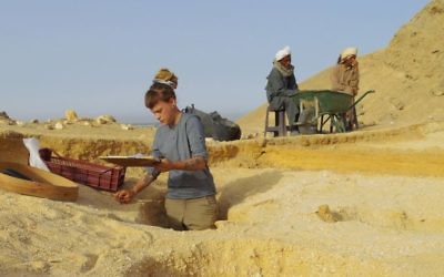 Photo d'illustration : un archéologue fouillant des tombes au cimetière des Tombes du nord du site d'Amarna, en Egypte (Crédit : Mary Shepperson / Courtoisie du projet Amarna)