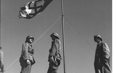 La croix gammée nazi flottant sur l'Acropole d'Athènes, en 1941. (Crédit : Bundesarchiv - Bild 101I-164-0368-04 - Jesse/CC BY-SA 3.0/WikiCommons)