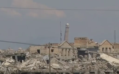 Le minaret penché, surnommé "la tour de Pise irakienne" et que les habitants de Mossoul appellent "la bossue" (al-Hadba) (Crédit : Capture d’écran YouTube)