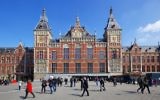 La gare centrale d'Amsterdam, en Hollande, le 7 avril 2017 (Crédit : CC BY-SA Sergey Ashmarin, WIkimedia commons)