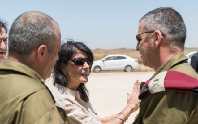 L'ambassadrice des États-Unis à l'ONU Nikki Haley avec le chef d'état-major adjoint de l'armée israélienne et le général Aviv Kochavi, près d'un tunnel creusé par le Hamas près du kibbutz Ein Hashlosha, le 8 juin 2017 (Crédit : Armée israélienne) L'ambassadrice des États-Unis à l'ONU Nikki Haley avec le chef d'état-major adjoint de l'armée israélienne et le général Aviv Kochavi, près d'un tunnel creusé par le Hamas près du kibbutz Ein Hashlosha, le 8 juin 2017 (Crédit : Armée israélienne)