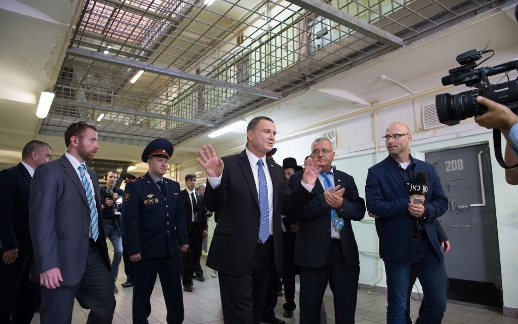 Yuli Edelstein, président de la Knesset, à la prison Butyrka de Moscou où il a été détenu pendant trois mois avant son procès pour avoir enseigné l'hébreu, en 1984, ici pendant sa visite officielle, le 28 juin 2017. (Crédit : ambassade israélienne à Moscou)