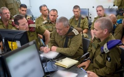 Le chef d'état-major Gadi Eisenkot se rend à un exercice surprise au nord d'Israël, au début du mois de juin 2017. (Crédit : unité du porte-parole de l'armée)