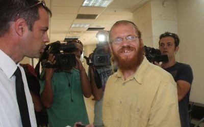 Le rabbin Elizur, au centre, discute avec son avocat au tribunal de  Rishon Lezion en août 2010 (Crédit : Roni Schutzer/Flash90)