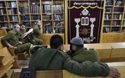 Les soldats de l'unité d'infanterie ultra-orthodoxe 'Netzah Yehuda' de l'armée israélienne en train d'étudier sur la base militaire de Peles, dans le nord de la vallée du Jourdain (Crédit: Yaakov Naumi/Flash90)