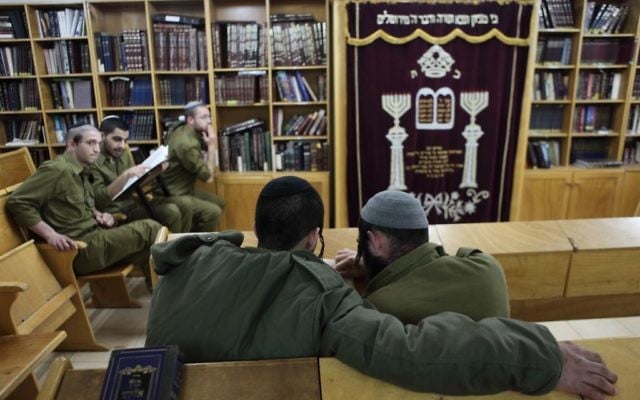Les soldats de l'unité d'infanterie ultra-orthodoxe 'Netzah Yehuda' de l'armée israélienne en train d'étudier sur la base militaire de Peles, dans le nord de la vallée du Jourdain (Crédit: Yaakov Naumi/Flash90)