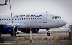 Un avion Israir sur le tarmac de l'aéroport Ben Gurion. Illustration. (Crédit : Moshe Shai/Flash90)