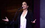 La chanteuse Achinoam Nini durant une cérémonie en mémoire de Yossi Sarid, le 12 janvier 2016. (Crédit :  Tomer Neuberg/Flash90)