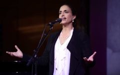 La chanteuse Achinoam Nini durant une cérémonie en mémoire de Yossi Sarid, le 12 janvier 2016. (Crédit :  Tomer Neuberg/Flash90)