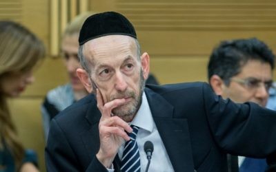 Uri Maklev, député de Yahadout HaTorah, à la Knesset, le 16 février 2016. (Crédit : Yonatan Sindel/Flash90)
