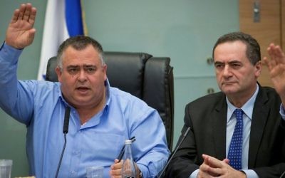Le président de la coalition David Bitan, à gauche, avec le ministre des Transports Yisrael Katz, pendant une réunion de commission à la Knesset, le 23 mars 2016. (Crédit : Yonatan Sindel/Flash90)