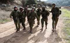 Des soldats de réserve israéliens participent à un exercice d'entraînement sur la base de Baf Lachish dans le sud d'Israël, le 22 décembre 2016 (Crédit :  Maor Kinsbursky/Flash90)