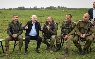 Le président Reuven Rivlin en visite durant un exercice de la brigade Golani, sur le plateau du Golan, le 22 février 2017. (Crédit : Mark Neyman/GPO)