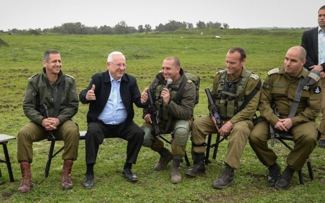Le président Reuven Rivlin en visite durant un exercice de la brigade Golani, sur le plateau du Golan, le 22 février 2017. (Crédit : Mark Neyman/GPO) Le président Reuven Rivlin en visite durant un exercice de la brigade Golani, sur le plateau du Golan, le 22 février 2017. (Crédit : Mark Neyman/GPO)